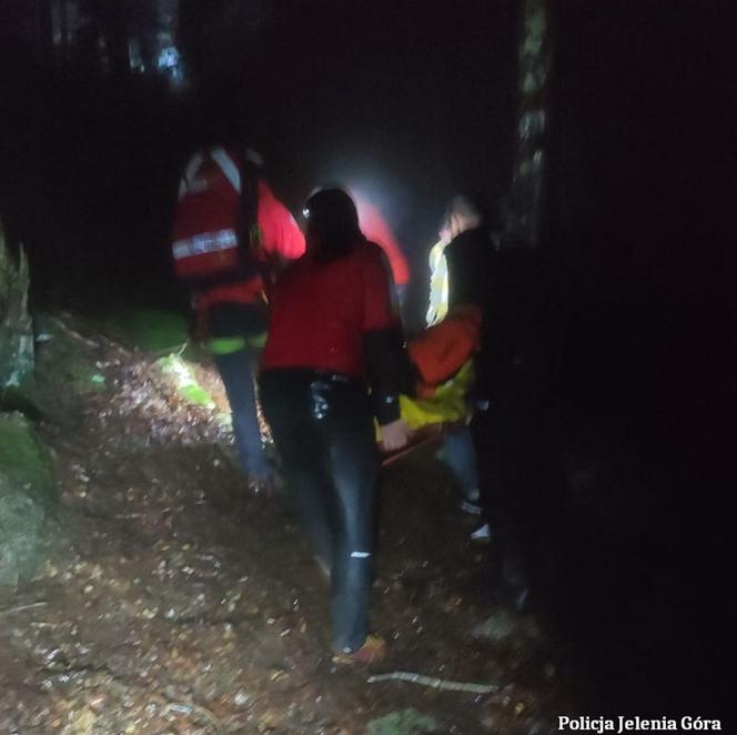 Jeleniogórscy policjanci znaleźli turystę, który spadł z punktu widokowego