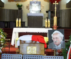 Tak wyglądał pogrzeb Franciszka Pieczki. Pochowano go z honorami, przyszedł sam Andrzej Duda! [RELACJA z UROCZYSTOŚCI]