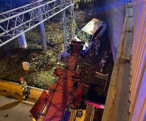 Samochód spadł z wiaduktu trasy S8