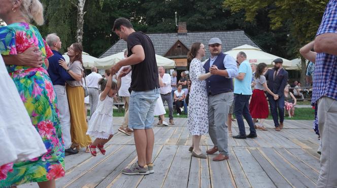 „Tańcowali” na parkiecie w Muzeum Wsi Lubelskiej aż miło było patrzeć! FOTORELACJA z sobotniej potańcówki