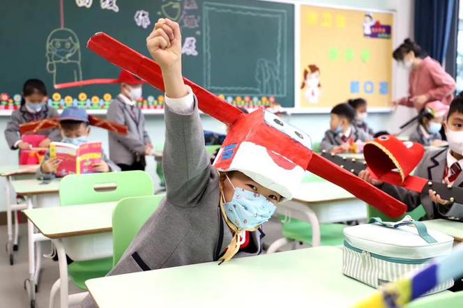 Chiński uczeń w czapce niedotytce. 