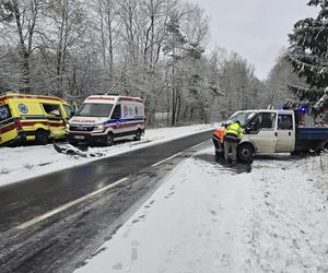 Zderzenie karetki pogotowia z samochodem dostawczym pod Warszawą. Ambulans zjechał na przeciwległy pas