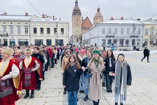 Maturzyści zatańczyli na Rynku poloneza