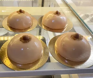 Apetyczne ciastko w kształcie piersi cudownie pachnie i smakuje. Chcecie spróbować?