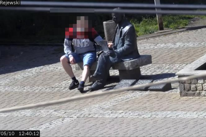 Pomnik Rejewskiego znów zdewastowany