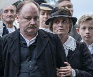 Stulecie Winnych. Internet aż kipi od komentarzy wściekłych fanów! Kolejne odcinki znikają w ciągu kilku godzin. TYLKO U NAS aktualny program z dnia!