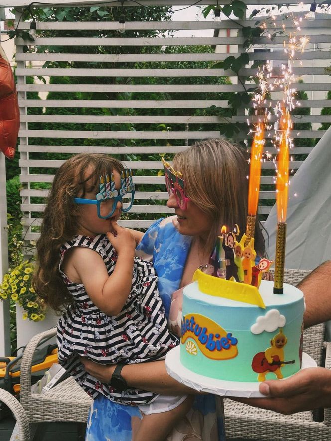 Pani Monika adoptowała niepełnosprawną Natalkę. „Moje życie jest tysiąc raz trudniejsze, a jednocześnie milion razy szczęśliwsze”