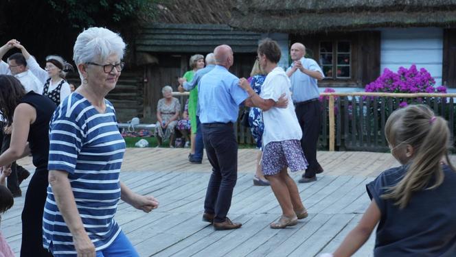 Sielanka na parkiecie w Muzeum Wsi Lubelskiej pod gołym niebem! Za nami kolejna potańcówka w rytmie miejskiego folkloru z Warszawy i Lwowa