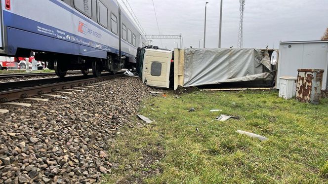 Zderzenie pociągu z ciężarówką. Skład PKP Intercity się wykoleił. Trwa akcja ratunkowa