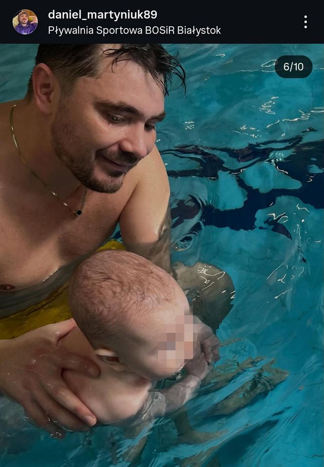 Daniel Martyniuk uczy syna pływać