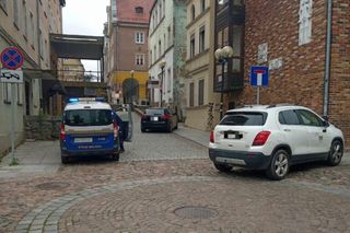 „Mistrzowie parkowania” rozjeżdżają historyczną część Olsztyna