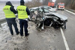 DW 670. Bieniowce - Dąbrowa Białostocka. Wypadek na DW 670. Czołowe zderzenie audi z volkswagenem. Trzy osoby w szpitalu [ZDJĘCIA]