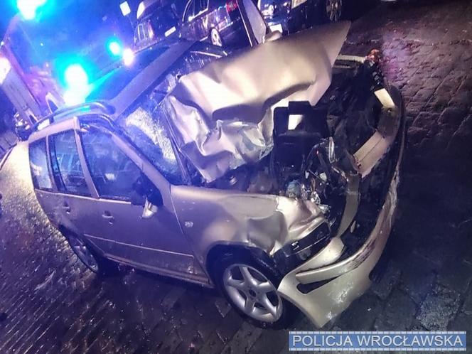 Pijany kierowca staranował i uszkodził pięć samochodów