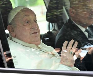 PILNE. Papież Franciszek pokazał się wiernym w oknie! Wychodzi ze szpitala