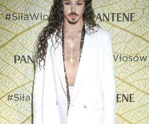 Michał Szpak z gołą klatą