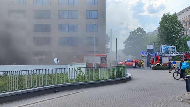 Pożar na Promenadach Wrocławskich! Trwa akcja strażaków [ZDJĘCIA]