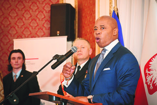 Marszałek odebrał szarfę i gratulacje od burmistrza