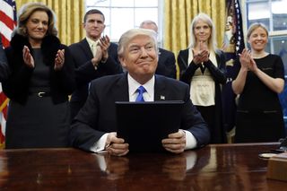 Tego Trump jeszcze nie robił! Chce ogromnej parady w swoje urodziny. Jak król