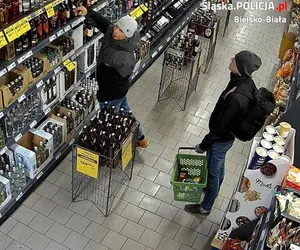 Bielsko-Biała: Policja prowadzi poszukiwania złodziei alkoholu. Mundurowi udostępniają ich wizerunek