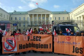 Przestańcie nas okradać!. Najemcy z Marywilskiej protestują przed ratuszem