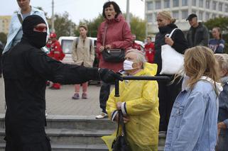 Dzielne babcie obalą Łukaszenkę! Emeryci walczą w Mińsku