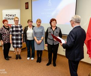 „Niech połączy nas hymn” - piękna, kolorowa premiera w siedzibie Starostwa Powiatowego