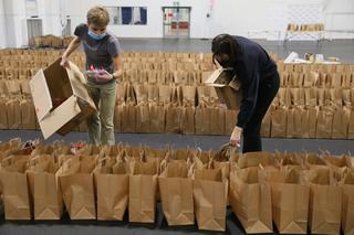 Wolontariusze już pakują świąteczne paczki. Pomógł im prezydent Trzaskowski