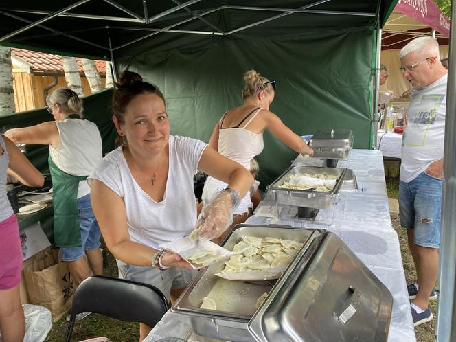 Gigantyczne kolejki po pierogi w Biesowie. Przygotowano ich ponad 50 tysięcy. Zobacz zdjęcia!