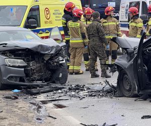 Czołowe zderzenie z nieoznakowanym radiowozem! Ranne cztery osoby, w tym policjanci 