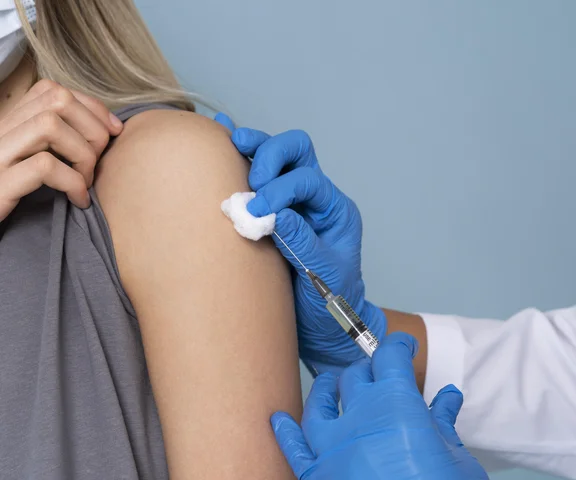 Więcej refundowanych szczepień w aptekach. Krztusiec, HPV i WZW