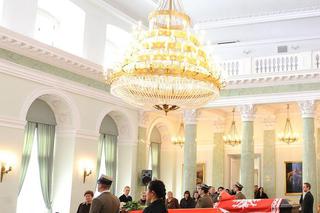 Trumny Lecha i Marii Kaczyńskich w Pałacu Prezydenckim 