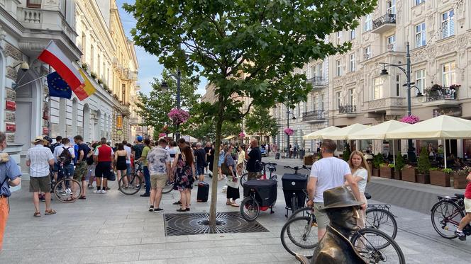 Pogrzeb łódzkiej komunikacji miejskiej. Mieszkańcy zebrali się pod Urzędem Miasta