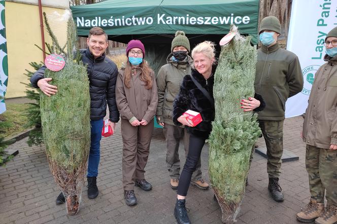Krwiodawcy z chęcią odbierali choinki.