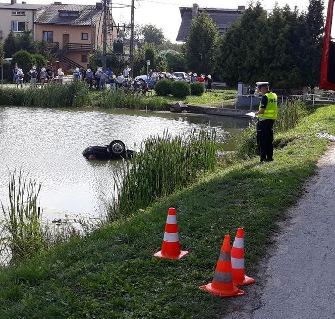 Okoliczni mieszkańcy wyciągnęli z tonącej hondy cztery osoby i wezwali służby ratunkowe