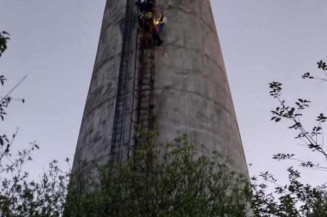 Młoda kobieta weszła na 30-metrowy komin. Miała straszne zamiary. Ryzykowali życiem, żeby ją ratować