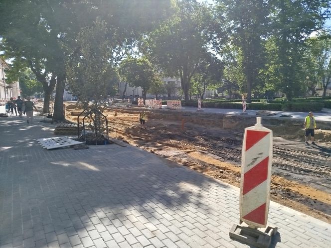 Rozkopanie dużego skrzyżowania odsłoniło fragmenty historii miasta Siedlce