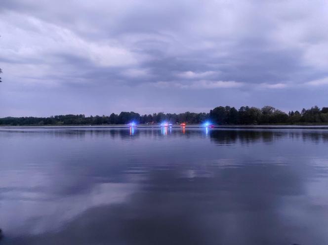 Poszukiwania na rzece Narew. Wszedł do wody i zniknął! "Nurt jest bardzo silny"