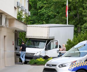 Dostawczy pojazd wbił się w budynek warszawskiego sądu 28.05.2025