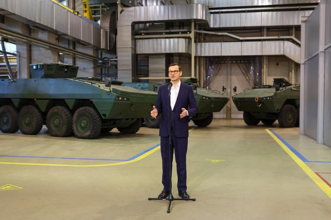 Premier Mateusz Morawiecki w zakładach produkujących rosomaki