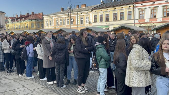 Maturzyści z Nowego Sącza zatańczyli poloneza na Rynku 