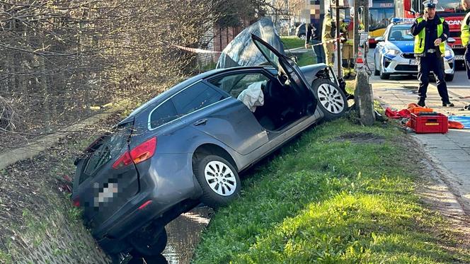 Huknął w słup i wpadł do rowu. Na miejscu lądował śmigłowiec ratunkowy