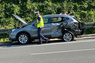 Zderzenie trzech aut, jedno dachowało