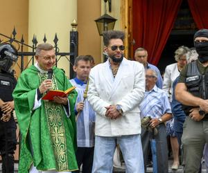 Krzysztof Rutkowski z bronią i obstawą uzbrojonych po zęby ochroniarzy wkroczył do kościoła