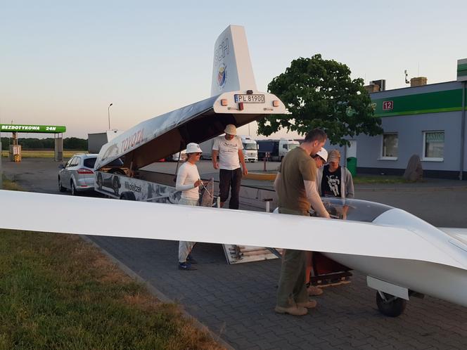 Szybowiec wylądował na polu przy ruchliwej drodze koło Wschowy