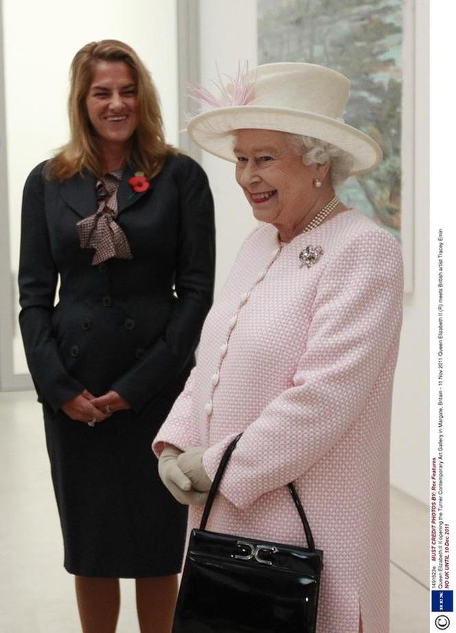 Od pół wieku nosi tę samą torebkę