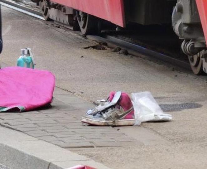 Nastolatka wpadła pod rozpędzony tramwaj przy rondzie de Gaulle’a w Warszawie. Trafiła do szpitala