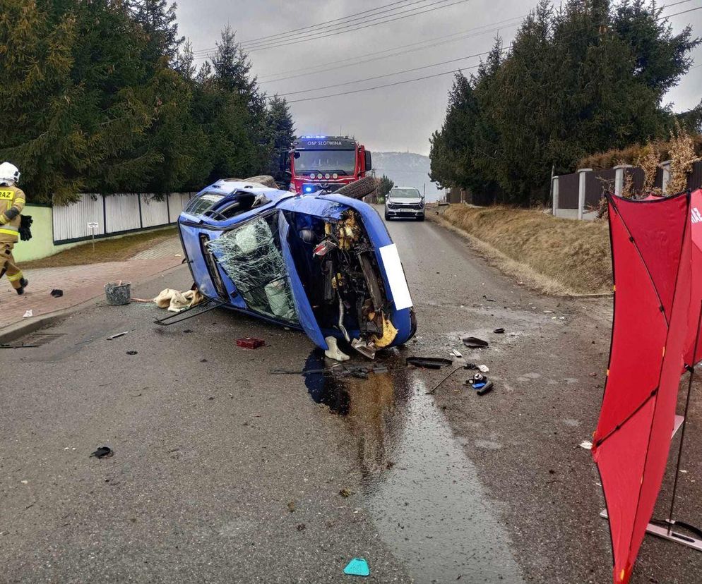 W Lipowej samochód osobowy wjechał w betonowy przepust