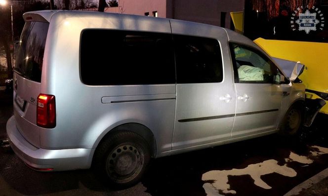 Tragedia w Bytomiu. Samochód wjechał w tył autobusu. 42-letni kierujący volkswagenem zginął na miejscu
