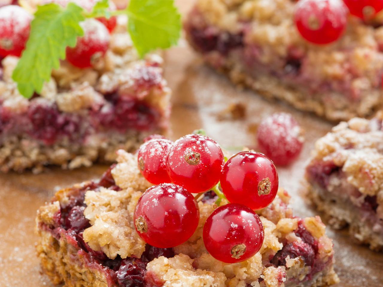 Tarta z czerwonymi  porzeczkami - elegancki letni przysmak z marcepanowym twistem