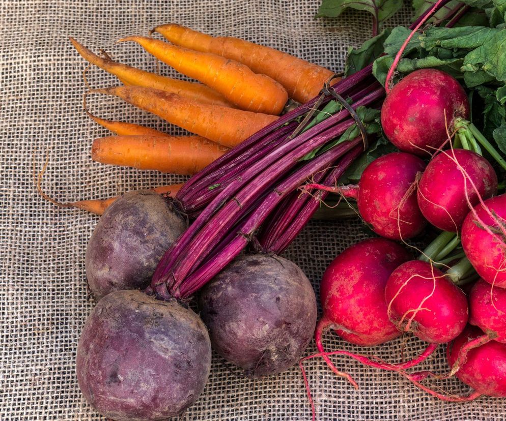 Buraki i rzodkiewki w duecie – sałatka, która orzeźwia i zachwyca